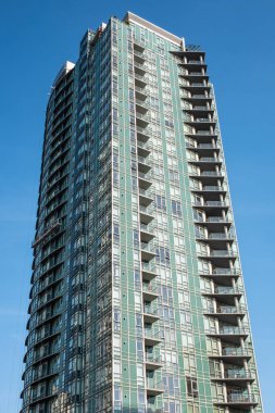 Konut bölgesinde çok katlı apartman kompleksi. Mavi gökyüzü üzerinde inşa edilmiş yeni binalar. Vancouver Canada 'da yüksek konutlu binaların şehri. Modern Apartman Binası