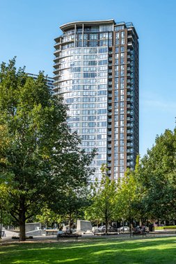 Konut bölgesinde çok katlı apartman kompleksi. Mavi gökyüzü üzerinde inşa edilmiş yeni binalar. Vancouver Canada 'da yüksek konutlu binaların şehri. Modern Apartman Binası