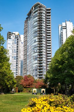 Konut bölgesinde çok katlı apartman kompleksi. Mavi gökyüzü üzerinde inşa edilmiş yeni binalar. Vancouver Canada 'da yüksek konutlu binaların şehri. Modern Apartman Binası