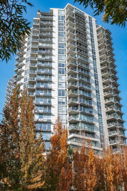 Konut bölgesinde çok katlı apartman kompleksi. Mavi gökyüzü üzerinde inşa edilmiş yeni binalar. Vancouver Canada 'da yüksek konutlu binaların şehri. Modern Apartman Binası