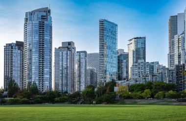 Konut bölgesinde çok katlı apartman kompleksi. Mavi gökyüzü üzerinde inşa edilmiş yeni binalar. Vancouver Canada 'da yüksek konutlu binaların şehri. Modern Apartman Binası