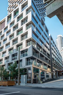 Vancouver Kanada şehir merkezi. Konut alanındaki çok katlı apartman kompleksi. Yeni inşa edilmiş konutlar. Modern yüksek konut binalarının şehir manzarası - 14 Ekim 2022