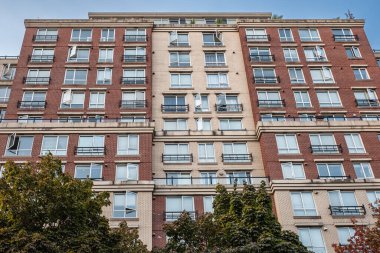 Konut alanındaki çok katlı apartman kompleksi. Soyut mimari, modern kentsel geometri cephesi. Modern yüksek binalar Konut binaları