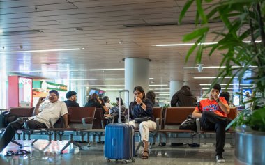 Havaalanındaki terminaldeki insanlar. Goa Uluslararası Havalimanı Hindistan 'da uçağa binmek için bekleyen yolcular. Uluslararası Havaalanında gezginler var. Seyahat fotoğrafı, editör - Mar 25. 2024