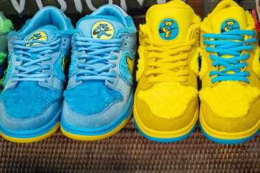 Renkli Stylish Sneakers Nike Sunk SB de ne? NIKE SB DUNK LOW ve Grateful Dead Bears Opti Special EDITION Spor Ayakkabıları, Nike SB is hod x magnus. Durres Albania-4 Mart 2024-Editörlük