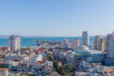 Arnavutluk 'un güzel kıyı şeridi. Dağ manzaralı modern kıyı kenti Durres 'in manzarası. Adriyatik Denizi kıyısındaki yüksek binalar. Arnavut Rivierası. Seyahat fotoğrafı Mart-Mart-Mart 2025