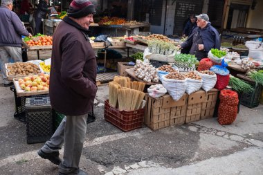İnsanlarla birlikte mevsimlik sebzelerin sergilendiği yerel çiftçiler. Avrupa Köy pazarı. Ev yapımı organik gıda. Sağlıklı beslenme. Arnavutluk Aralık, 2. 2024