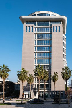 Modern mimari detaylar. Balkonlar ve cepheler modern tarzda. Yüksek binalar. Arnavutluk 'un Durres kentinde modern binaların bulunduğu şehir manzarası. Seyahat fotoğrafı. Modern şehir binasının ön cephesi