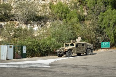 Lübnan ve İsrail sınırında askeri araç konvoyu. Zırhlı araçların konvoyu İsrail hava araçları devriyesinde. Askeri 4x4 Zırhlı Araç Hummer Humvee-Jul 15, 2014-Rosh HaNikra