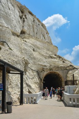 Turistler Rosh Hanikra mağaralarında. Rosh Hanikra mağaraları, İsrail ile Lübnan, Akdeniz ve İsrail arasındaki sınırda jeolojik bir oluşum. Seyahat fotoğrafı, editör-Aug 14. 2014