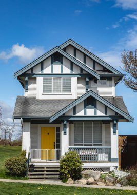 Güneşli bir günde bahçesinde peyzaj olan aile evleri. Vancouver Kanada 'da rahat bir mahallede bahçeli, bahçeli lüks bir ev..