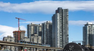 New Westminster şehir merkezindeki şehir silueti görüntüsü aktarmalı tren ile Vancouver BC, Kanada. Sokak manzarası, seyahat fotoğrafı, hiç kimse, editör-5 Nisan 2022