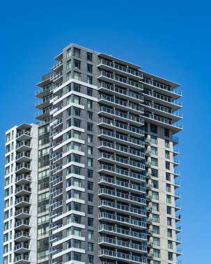 Konut bölgesinde çok katlı apartman kompleksi. Mavi gökyüzü üzerinde inşa edilmiş yeni binalar. Vancouver Canada 'da yüksek konutlu binaların şehri. Modern Apartman Binası