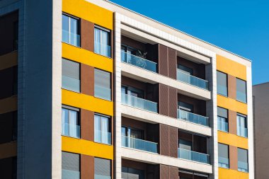 AB 'nin yeni modern apartman binaları. Gayrimenkul geliştirme, konut piyasası. Yeni apartman konsepti. Sokak ve arka planlar. Metin ve seyahat fotoğrafı için boşluk kopyala