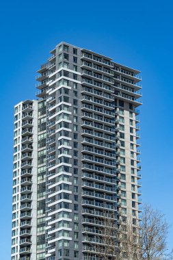 Konut bölgesinde çok katlı apartman kompleksi. Mavi gökyüzü üzerinde inşa edilmiş yeni binalar. Vancouver Canada 'da yüksek konutlu binaların şehri. Modern Apartman Binası