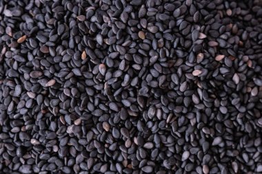 Organik doğal susam tohumları üst görünüm. Sesamum indicum. Kapalı siyah susam tohumları arkaplan dokusu. Hiç kimse, seçici odaklanma