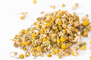 Kurutulmuş papatya çiçeği düğmeleri kapanıyor. Beyaz arka planda izole edilmiş kurumuş papatya çayı yığını. Sağlıklı papatya çayı, sağlıklı detoks içeceği kavramı.