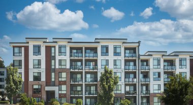 Yeni modern apartman blokları. Düz binaları olan bir apartman dairesi. Lüks ev kompleksi. Şehir Emlak, Konut Mimarisi ve Apartmanlarının bir kısmı