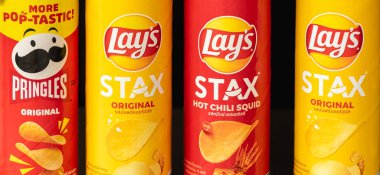 Market raflarındaki çeşitli Pringles Patates Cipsi 'ne yakın çekim. Süpermarketin rafında rengarenk Pringles ve Lay 's Stax patates cipsleri var. Çok çeşitli tatlar sunuyorlar. Phuket Tayland-25 Temmuz 2024
