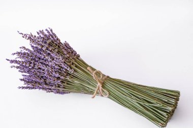 Lavandula angustifolia bir demet kuru çiçek. Lavanta demeti beyaz arkaplanda izole edildi, kapat, metin için boşluk kopyala.