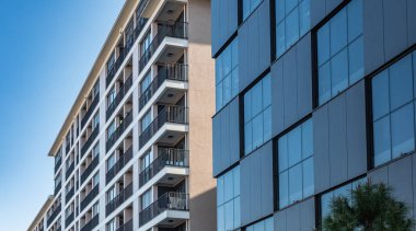 AB 'nin yeni modern apartman binaları. Gayrimenkul geliştirme, konut piyasası. Yeni apartman konsepti. Sokak ve arka planlar. Metin ve seyahat fotoğrafı için boşluk kopyala