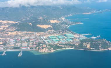 Cam Ranh Bay Khanh Hoa güzel kıyı manzarası Vietnam. İkamet alanı ve sanayi limanı, iş lojistik ihracat. Mavi su ve beyaz kum tepeleri olan el değmemiş plajlar.