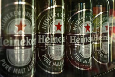 Heineken birası şişeleri - Heineken International 'ın sancak gemisi ürünü. Heineken süpermarketteki raflarda bira şişeleri şişeler. Arnavutluk 'ta 7.2025 tarihli Durres mağazalarında bira alkollü içecekler satılıyor
