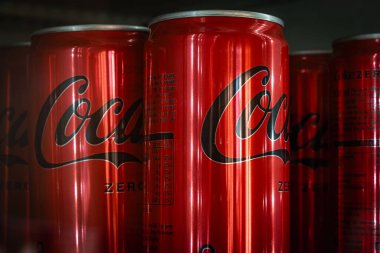 Coca-Cola marka soda kutuları ticari bir buzdolabında, içinde Coke Zero Sugar var. Süpermarket-Durres Arnavutluk-Apr 7.2025-Editör Raflarında Alüminyum meşrubat kutuları Coca Cola Zero Sugar