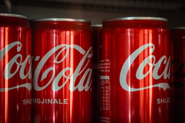 Coca-Cola marka soda kutuları ticari bir buzdolabında, Coca Cola Classic sunar. Süpermarket-Durres Arnavutluk-7. 2025 Yayın Yönetmenliği raflarında Alüminyum meşrubat kutuları Coca Cola Classiç