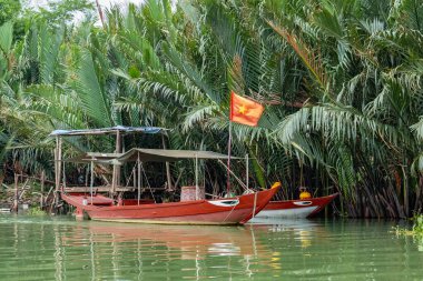 Hoi An 'daki Thu Bon nehrinde tahta tekneler. Mau Körfezi Hindistan cevizi ormanı, eko-turizm bölgesi. Hoi An Quang Nam Vilayeti Vietnam 'ın nehir kıyısında balıkçı tekneleri. Nehirdeki Vietnam tekneleri. Seyahat fotoğrafı.