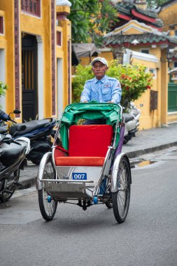 Eski kasabanın caddesinde üç tekerlekli bisiklet. Vietnam 'ın Hoi An kentinin ana caddesinde turistler için geleneksel bir pikaptır. Asya 'da çekçek. Seyahat fotoğrafı - 21 Mayıs 2024
