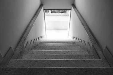 Dışarıya çıkan taş merdiven. Eski bir şehir ortamında merdivenler dışarı çıkıyor. Şehirdeki soyut merdivenler. Soyut adımlar, çimento merdivenler, merdiven, geniş taş merdivenler, basamaklar, köşegen, kimse