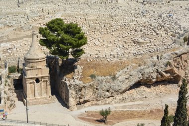 Kral Davut 'un oğlu Yad Avshalom' un mezarı. Absalom 'un Mezarı ya da Kidron Vadisi' ndeki Absalom Sütunu. Absalom 'un Antik Taş Kesim Mezarı konik çatılı, Kudüs. Seyahat fotoğrafı.