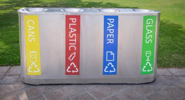 Sokaklarda çöp tenekelerini düzenliyorlar. Kamu parkında kağıt, şişe, kutu ve plastik için geri dönüşüm kutuları. Çöp bidonları ve çeşitli çöpler. Çöp Kutuları Geri Dönüşüm Koleksiyonu. Kimse.