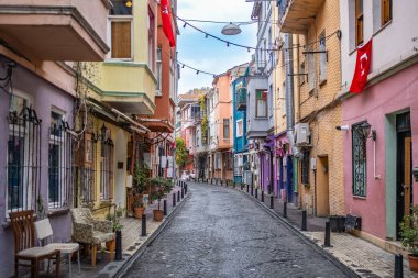 Renkli geleneksel binaları olan kaldırım taşı dar bir sokak. Türkiye 'nin Balat ilçesindeki İstanbul eski caddeleri. İstanbul 'un tarihi bölgesinde renkli evler. Seyahat fotoğrafı, kimse yok.