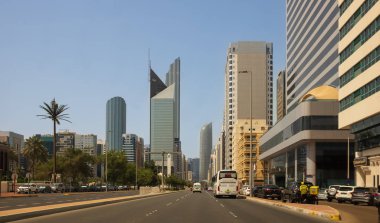 Abu Dabi, BAE. Otelleri ve apartmanları olan gökdelenler arasında yoğun araba trafiği olan geniş bir cadde manzarası. Güneşli bir yaz gününde Abu Dabi şehri manzarası. Seyahat fotoğrafı. 18 Nisan 2025