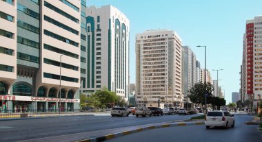 Gündüz vakti Abu Dabi şehrinde modern güzel binalar ve gökdelenler var. Abu Dabi şehir merkezinin sokak manzarası. Şehir trafiği. Seyahat fotoğrafı, editör - 18 Nisan 2025