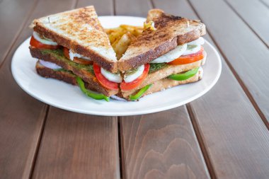 Yakın plan peynirli ve domatesli sandviç. Tavada erimiş peynirli tost ekmeği, üst manzara. Hiç kimse, seçici odaklanma. Kahvaltı konsepti