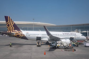 Hindistan Havayolları Vistara uçağının pistteki görüntüsü. Vistara Airbus VT-QU Mumbai Uluslararası Havaalanı 'ndan kalkmaya hazırlanıyor. Editör - Mar 26. 2024