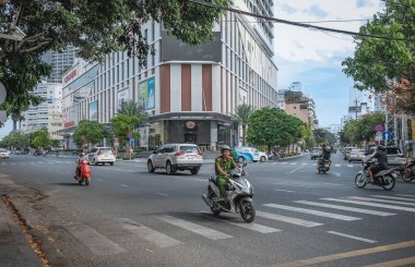 Sokakta araba ve motosikletler sürüyor. Nha Trang şehrinin kenti. Yoğun trafik yolunda motosiklet sürücüleri ve arabalarla dolu. Seyahat fotoğrafı, 26 Mar, 2024