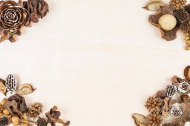 Doğal malzemelerden, çiçeklerden ve köknar kozalaklarından oluşan kırsal düzlükler açık tahta masa zemininin üzerinde yatıyordu. Fotokopi arkaplanı, düz yatış, üst görünüm, poster çerçevesi oluşturma