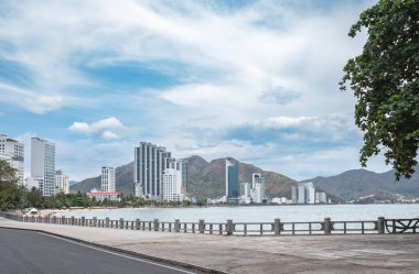 Nha Trang halk plajı tarafında. Nha Trang 'ın Güzel Manzarası, Vietnam, Güneydoğu Asya' daki Tropikal Kıyı Tatil Cenneti. Bir yaz günü kıyı şeridinde yürüyen bir ambargo. Seyahat fotoğrafı.