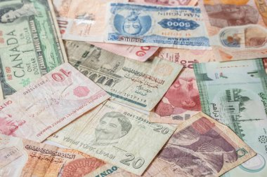 Nakit para, farklı ülkelerden gelen kağıt para. Dünya Para Birimleri, Banknotlar, üst görünüm, Finansal Kavram Geçmişi. Türk lirası, Vietnam malı, Mısır lirası, Kanada doları, BAE dirhemi