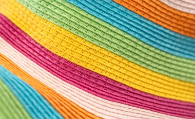 Çok farklı renk çizgileri var. Renkli desenli arka plan. Renkli kumaşlar. Kumaşın farklı renk çizgilerine sahip doğal çok renkli kumaşlar..