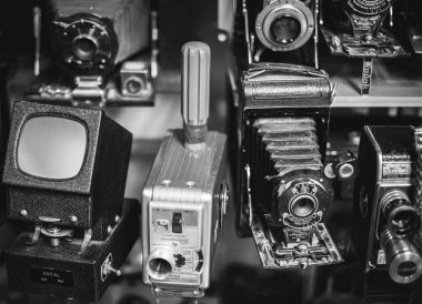 Retro film kameraları koleksiyonu, farklı model eski fotoğraf makineleri. Raftaki eski zamanlardan kalma klasik film kameraları. Kapatın. Siyah beyaz Vancouver Kanada-14 Mart 2023