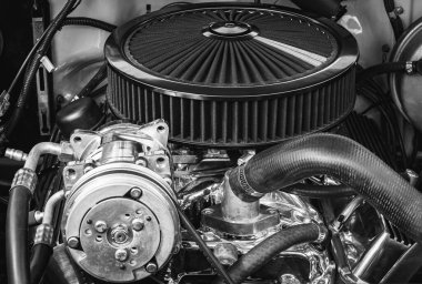 Antika spor araba motoru, karmaşık yüksek performanslı mekanikler. Silindir kapaklı klasik spor araba motoru. Detaylı fotoğraf ve siyah-beyaz ile görüntüyü kapat..