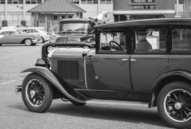 Antika bir arabada emekli. Eski bir klasik klasik Amerikan pikap kamyonu. Yaşlı bir adam eski bir kamyonet kullanıyor. Editör, sokak fotoğrafı - Vancouver Canada-Apr 30. 2023