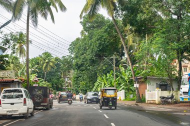 Goa yolunda trafik sıkışık. Kırsal Hindistan Kır Yolları, Günlük yaşam otantik insanlar ve araçlar. Hint Yolu ve Ulaşım Konsepti, Günlük Seyahat Kavramı - 4 Temmuz 2025