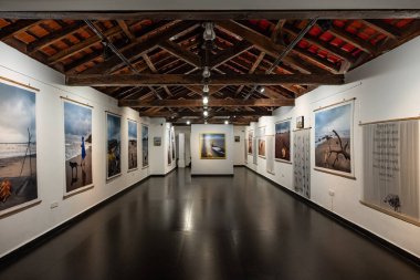 Aguada Kalesi 'nin duvarındaki büyük tablolar. Candolim Goa Hindistan 'daki sanat galerisinin sergi odası. Sanat müzesi içi fotoğraf koleksiyonuyla dolu. Yağmur Köpekleri. Editör: 9 Haziran 2025