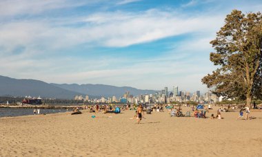 İnsanlar yaz mevsiminde Vancouver 'daki kumsalda takılıyorlar. Vancouver, British Columbia 'daki English Bay sahilindeki Jericho ve Spanish Beach, Canada-Editorial, seyahat fotoğrafları - 24 Temmuz 2022